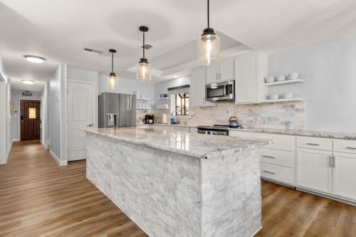 кухня, 5BR 3.5BA Waterfront Boat, Dock and Kayaks, Lake McQueeney by Austin Vacay in McQueeney