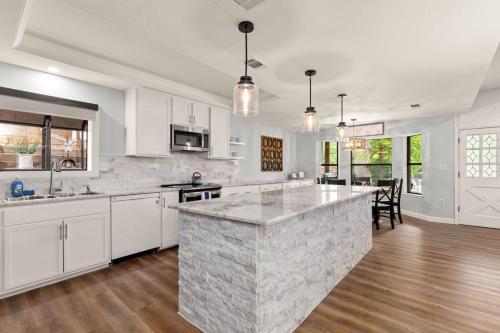 кухня, 5BR 3.5BA Waterfront Boat, Dock and Kayaks, Lake McQueeney by Austin Vacay in McQueeney