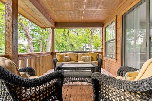 Удобства, 5BR 3.5BA Waterfront Boat, Dock and Kayaks, Lake McQueeney by Austin Vacay in McQueeney