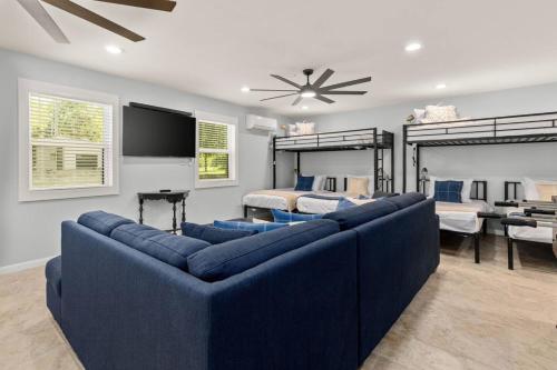 Условия за развлечения и отдих, 5BR 3.5BA Waterfront Boat, Dock and Kayaks, Lake McQueeney by Austin Vacay in McQueeney