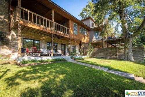 Удобства, 5BR 3.5BA Waterfront Boat, Dock and Kayaks, Lake McQueeney by Austin Vacay in McQueeney