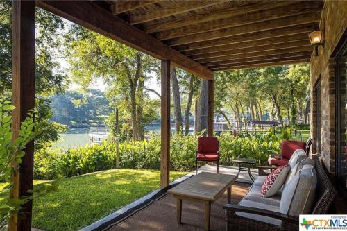 Удобства, 5BR 3.5BA Waterfront Boat, Dock and Kayaks, Lake McQueeney by Austin Vacay in McQueeney
