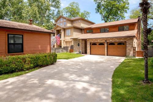 Вход, 5BR 3.5BA Waterfront Boat, Dock and Kayaks, Lake McQueeney by Austin Vacay in McQueeney