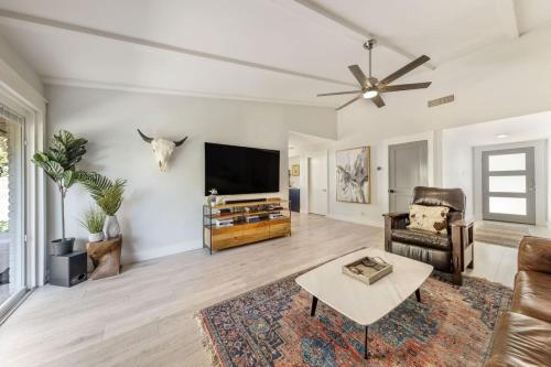 S Austin 3BR 2BA Sauna, Cowboy Pool and Deck, Near SoCo by Austin Vacay — other in 703 Battle Bend Boulevard, Austin United States, 78745