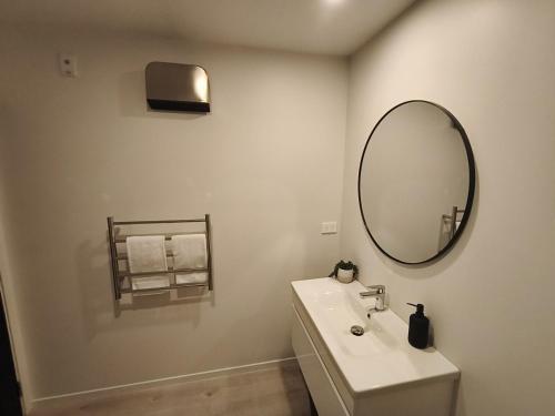 Perfectly located for a flat walk to town - image 14
