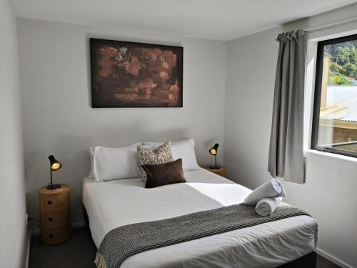 Perfectly located for a flat walk to town - image 4