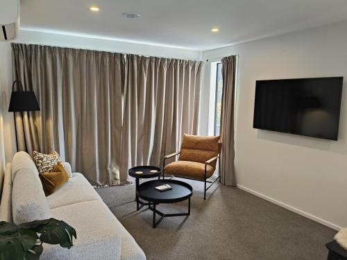 Perfectly located for a flat walk to town - image 7