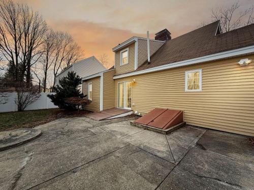 Portsmouth Landing 4BDRM Modern Escape Central - image 6