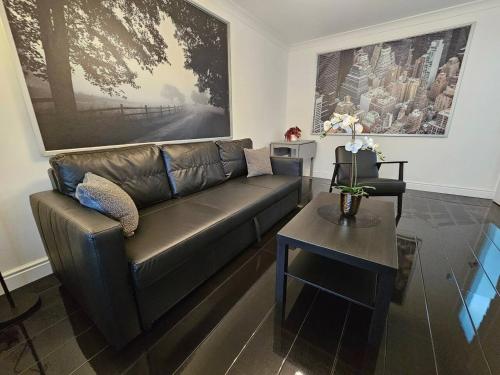 Cosy Oakbank Apartment close to Wishaw hospital in Вішоу