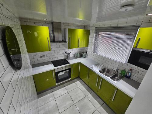 кухня, Cosy Oakbank Apartment close to Wishaw hospital in Вішоу