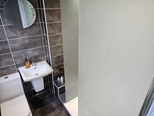 Ванна кімната, Cosy Oakbank Apartment close to Wishaw hospital in Вішоу