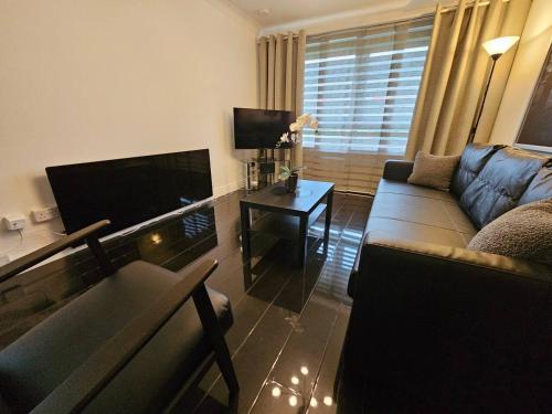 Cosy Oakbank Apartment close to Wishaw hospital in Вішоу