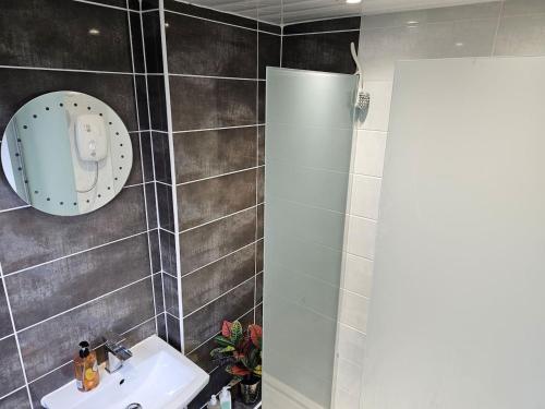 Ванна кімната, Cosy Oakbank Apartment close to Wishaw hospital in Вішоу