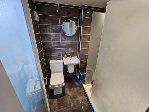 Ванна кімната, Cosy Oakbank Apartment close to Wishaw hospital in Вішоу