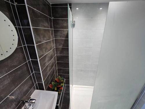 Ванна кімната, Cosy Oakbank Apartment close to Wishaw hospital in Вішоу