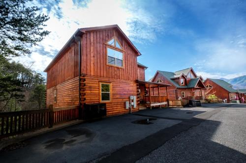 Dolly Bear Pool Cabin Make a Splash Smoky-Style - main image