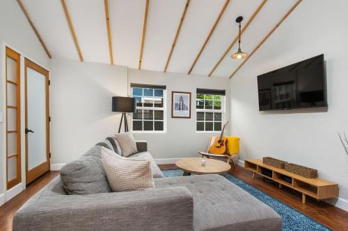Downtown Culver City House w/ Backyard, AC & Garage in Los Angeles, USA