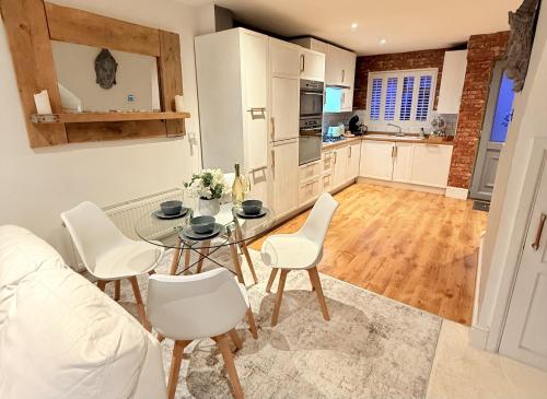 设施服务, Fantastic 2-Bed House with Parking - Hosted by Hutch Lifestyle in 利明顿温泉镇