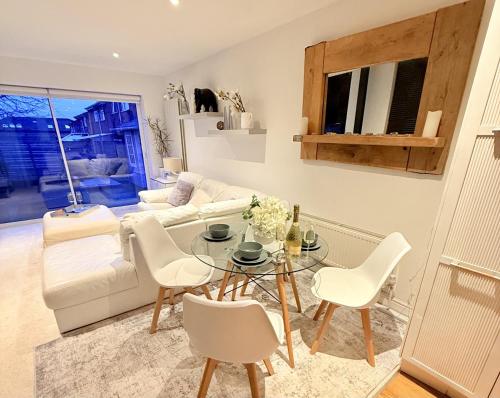 设施服务, Fantastic 2-Bed House with Parking - Hosted by Hutch Lifestyle in 利明顿温泉镇