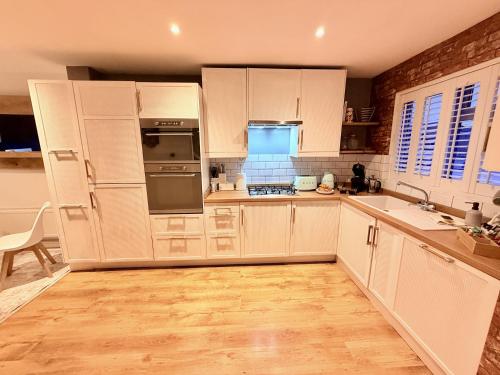 厨房, Fantastic 2-Bed House with Parking - Hosted by Hutch Lifestyle in 利明顿温泉镇