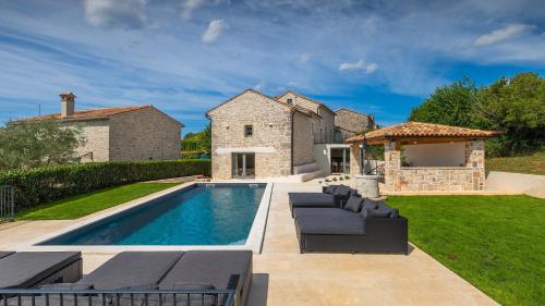 Beautiful Villa Treori with pool in Sv Lovrec – khách sạn tại Sveti Lovreč Pazenatički