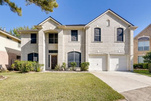 3,500-Sq-Ft Retreat w/ Private Yard in Sugar Land! – khách sạn tại Sugarland