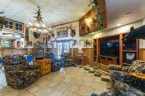 Hot Tub, Fire Pit! Massive Mt Vernon Hunting Lodge in Plankinton (SD)