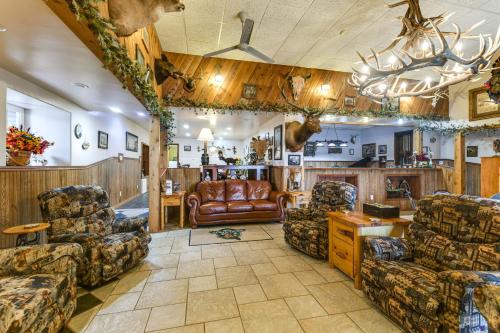 Hot Tub, Fire Pit! Massive Mt Vernon Hunting Lodge in Plankinton (SD)