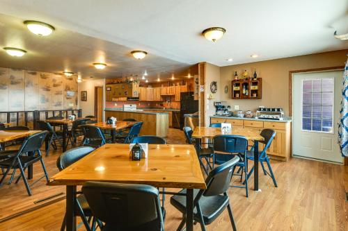 Hot Tub, Fire Pit! Massive Mt Vernon Hunting Lodge in Plankinton (SD)