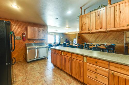 Hot Tub, Fire Pit! Massive Mt Vernon Hunting Lodge in Plankinton (SD)