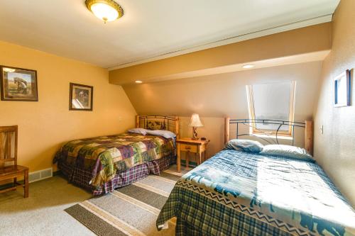 Hot Tub, Fire Pit! Massive Mt Vernon Hunting Lodge in Plankinton (SD)