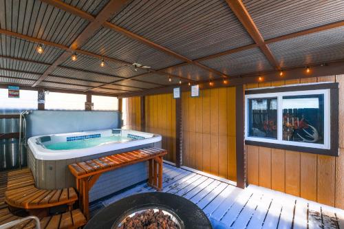 Hot Tub, Fire Pit! Massive Mt Vernon Hunting Lodge in Plankinton (SD)