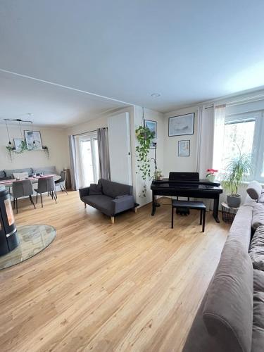 Modernes Haus mit Whirpool, Sauna, Kamin & Piano in Pritzwalk