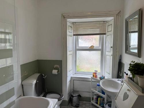 Bathroom, Charming Old Cottage for Share, Cosy Double Room with 2 Single Bed in Danderhall