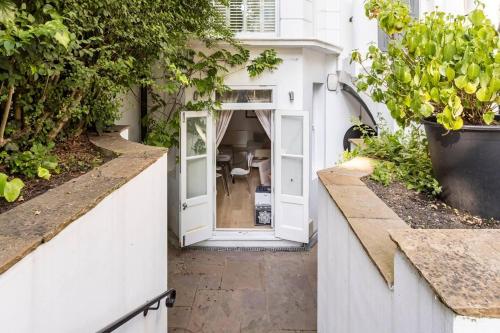 2 Bed - Sleeps 4 - Private Patio - Kensington - main image