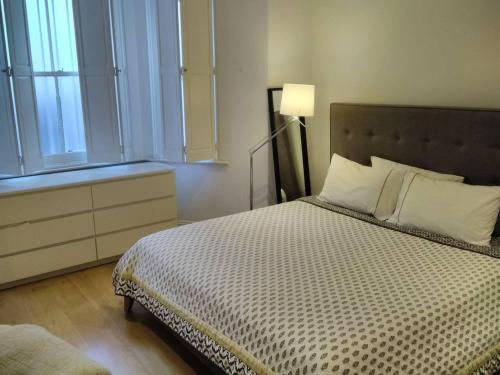 2 Bed - Sleeps 4 - Private Patio - Kensington - image 5