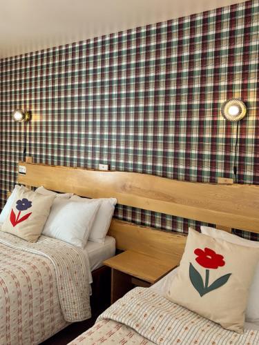 1 double bed, 1 twin bed