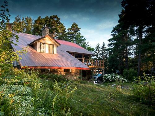 A szálláshely kívülről, Algonquin Shores in Algonquin Highlands (ON)