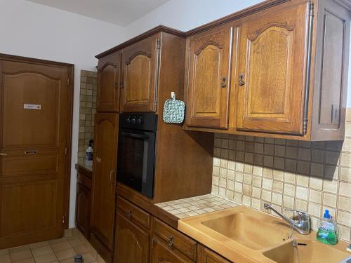 Їжа та напої, Spacious Two-Bedroom Guest Suite in Large Village Home in Ле Тейоль