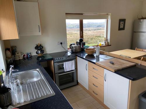 מטבח, Countryside Cottage in Connemara in אוגחטררד