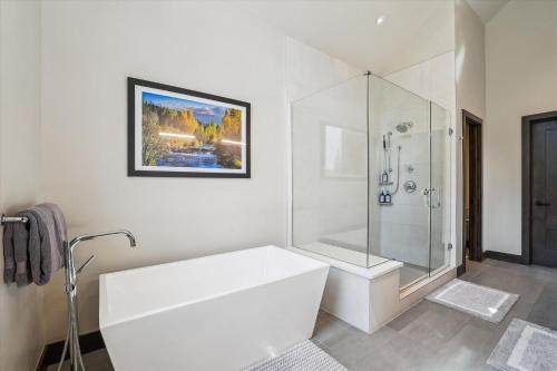 Chateau Breck: Luxury Townhome Hot Tub & Fire Pit Five-Peak Views! - image 3