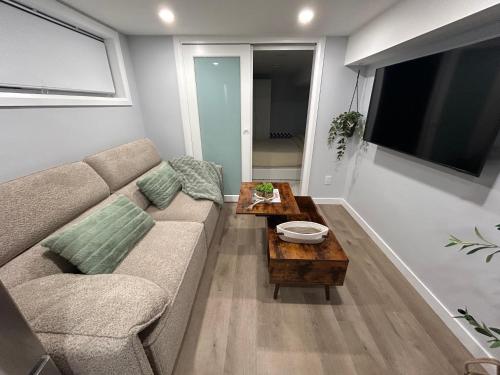Private & Modern Lower Level Suite – khách sạn tại York
