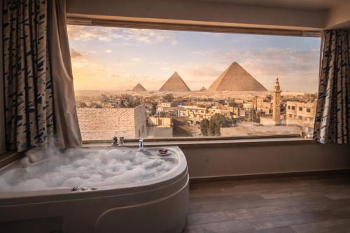Pyramid Edge Hotel & Exclusive Pyramids View Rooftop - Giza