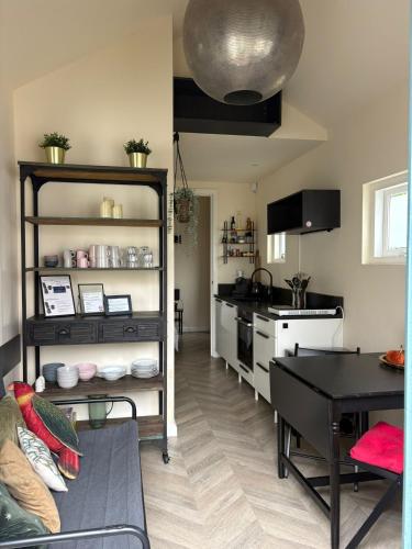Renovated & private Tinyhouse Den Haag short stay appartment – khách sạn tại Haagse Hout