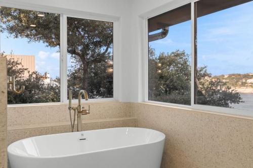 Fürdőszoba, Chasing Summer - Private Lakefront Luxury on Lake in Point Venture (TX)