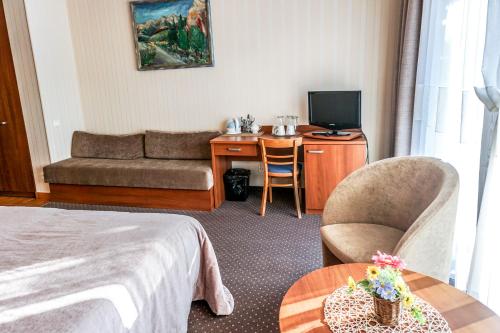 Standard Double Room image 9