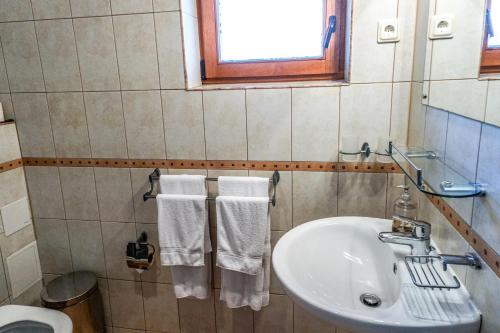 Standard Double Room image 10