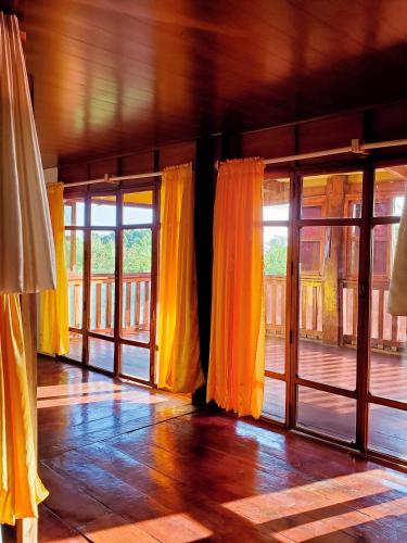 Yellow Submarine Hostal in Poneloya