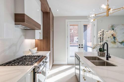 West Queen 3BR Premium Residence – khách sạn tại Brockton Village