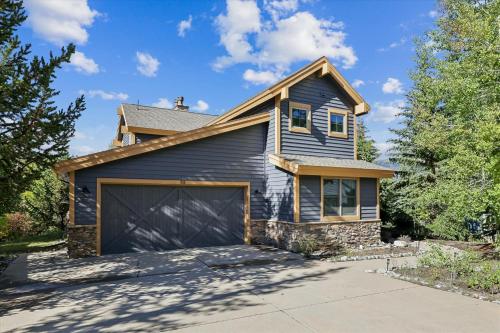 Creekside Escape spacious townhome in Breckenridge with stunning views and a private hot tub – khách sạn tại Khu trung tâm lịch sử